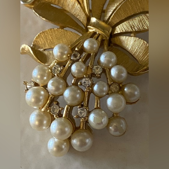 Vintage 60’s Trifari Pearl & Rhinestone Pin - Picture 3 of 9